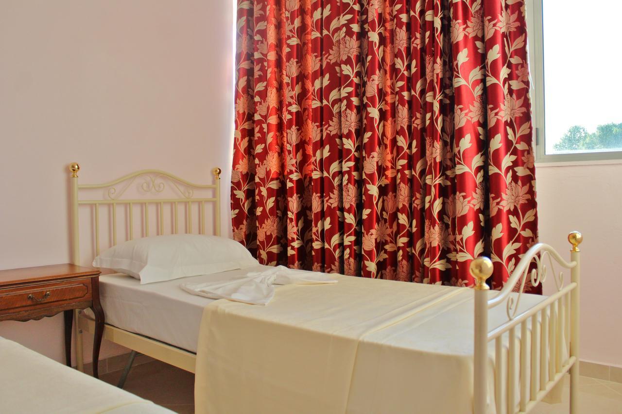 Risus Hotel Golem  Exterior foto