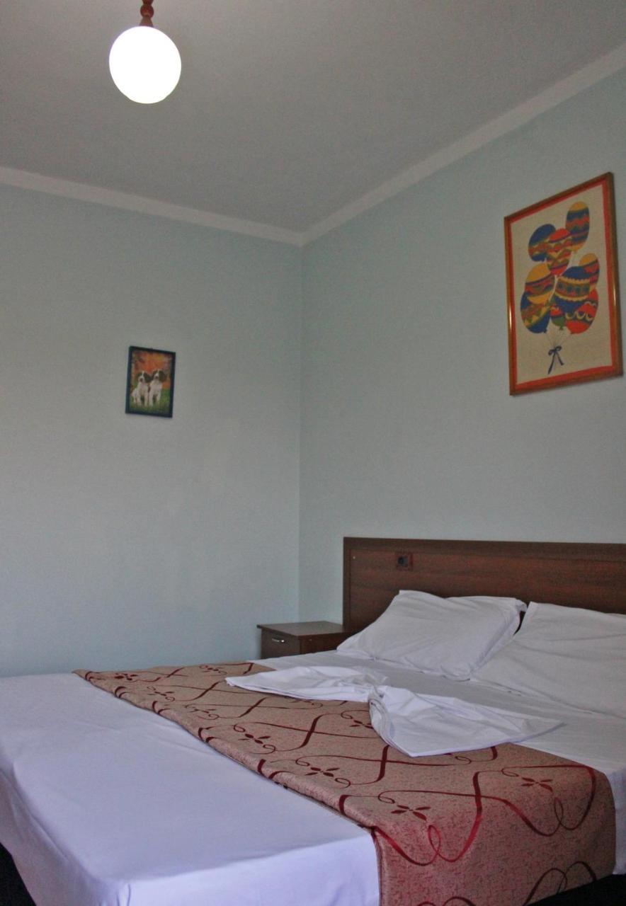 Risus Hotel Golem  Exterior foto